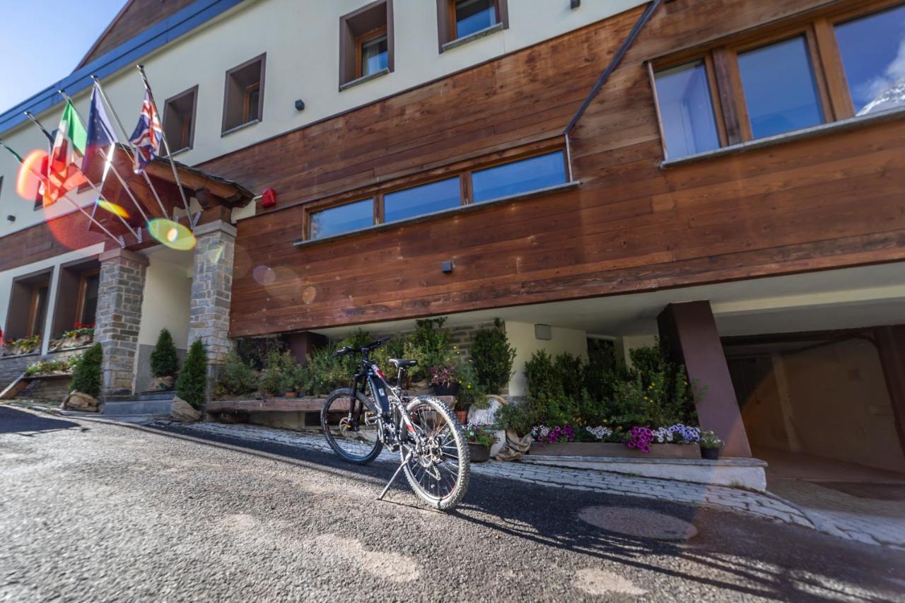 Hotel Petit Palais Breuil-Cervinia Exterior photo